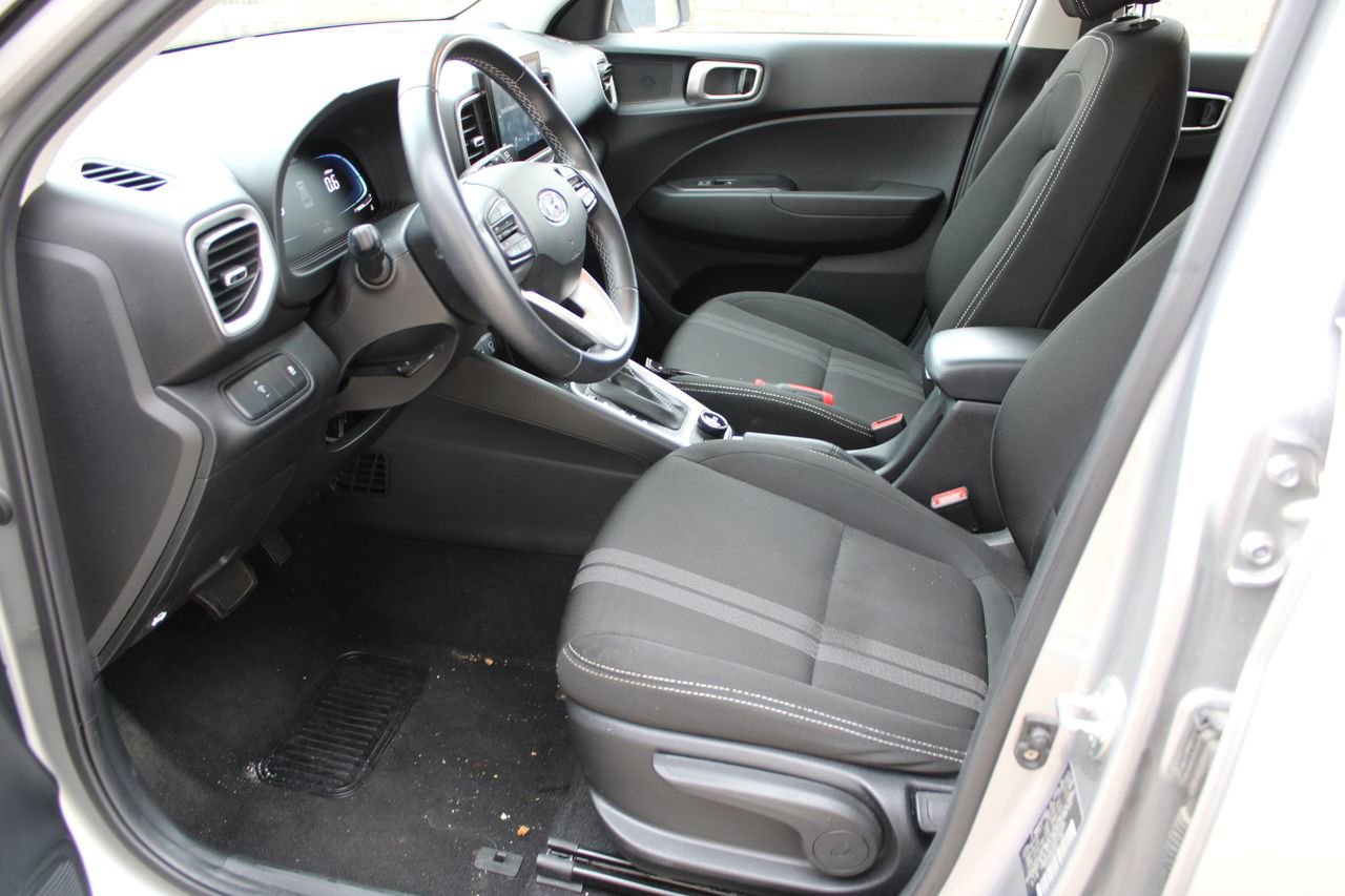 Used 2024 Hyundai Venue SEL image 16