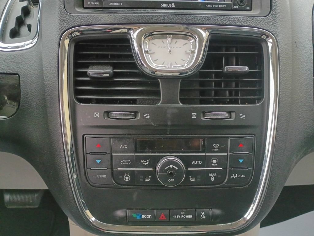 Used 2015 Chrysler Town & Country Touring w/ Driver Convenience Group image 29