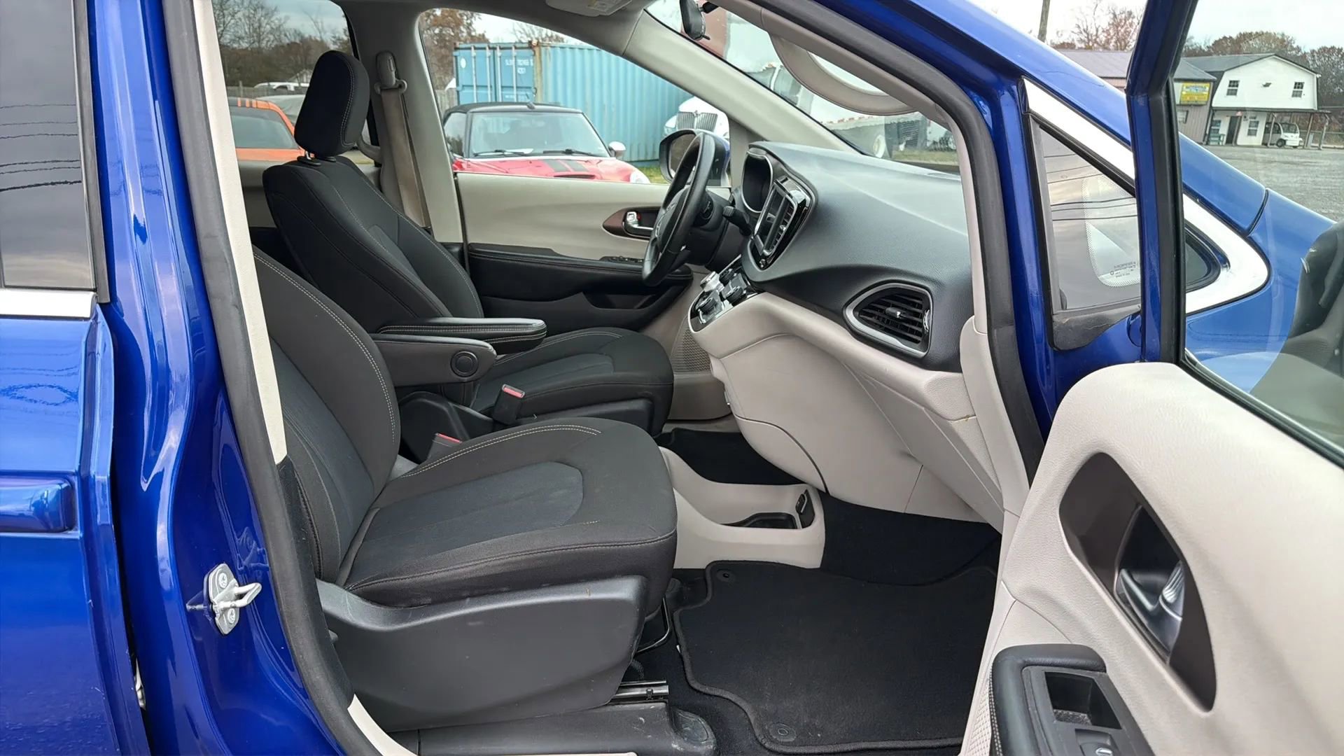 Used 2021 Chrysler Voyager LX image 14