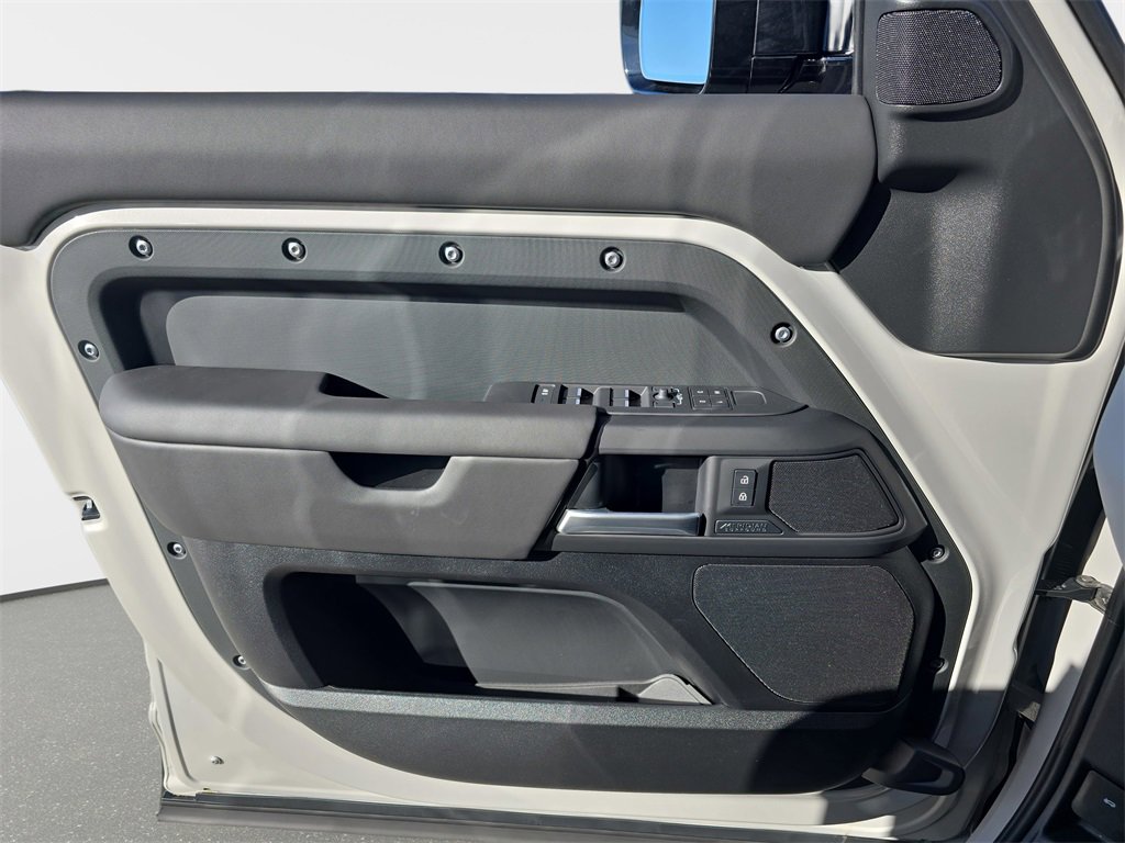 New 2026 Land Rover Defender 130 X-Dynamic SE image 28