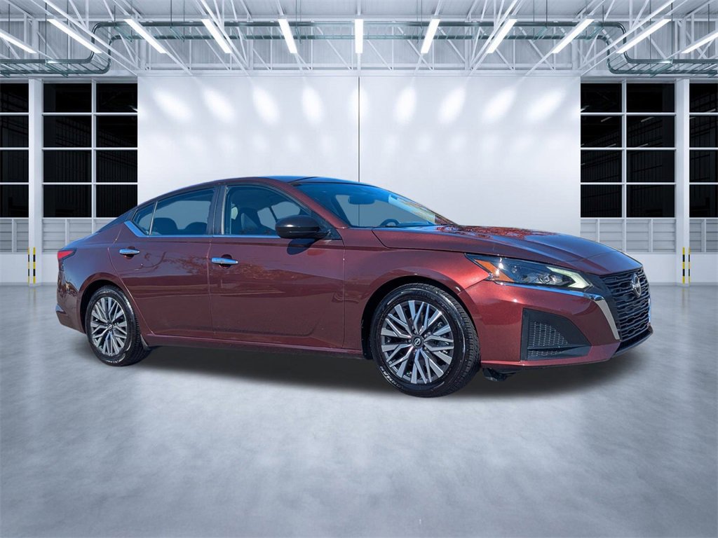 Used 2024 Nissan Altima 2.5 SV image 1