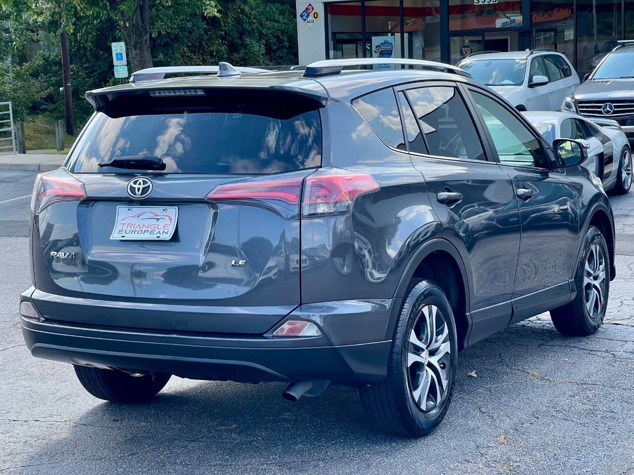 Used 2018 Toyota RAV4 LE image 5