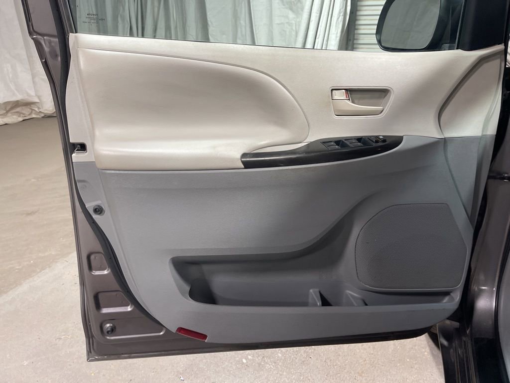 Used 2013 Toyota Sienna L FWD image 19
