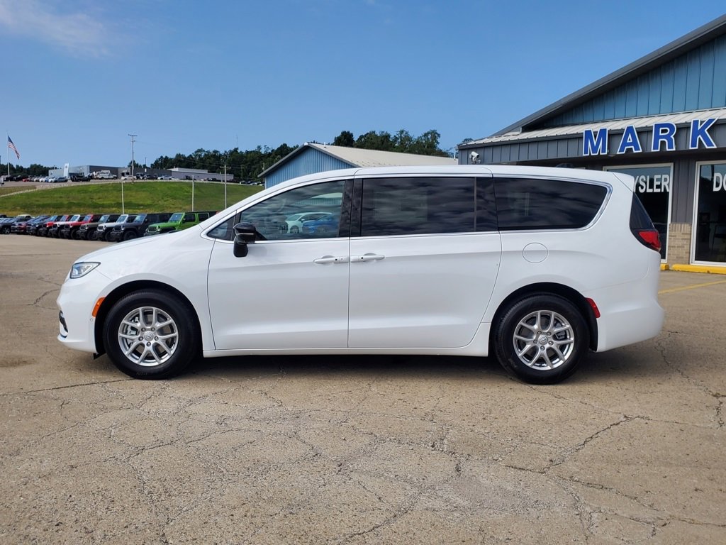 New 2026 Chrysler Pacifica Select image 2