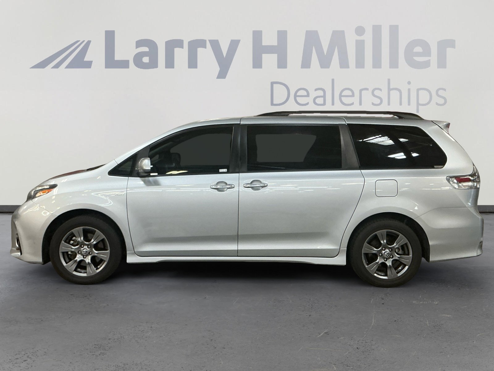 Used 2019 Toyota Sienna SE Premium w/ Carpet Mat Package AWD/4WD image 2