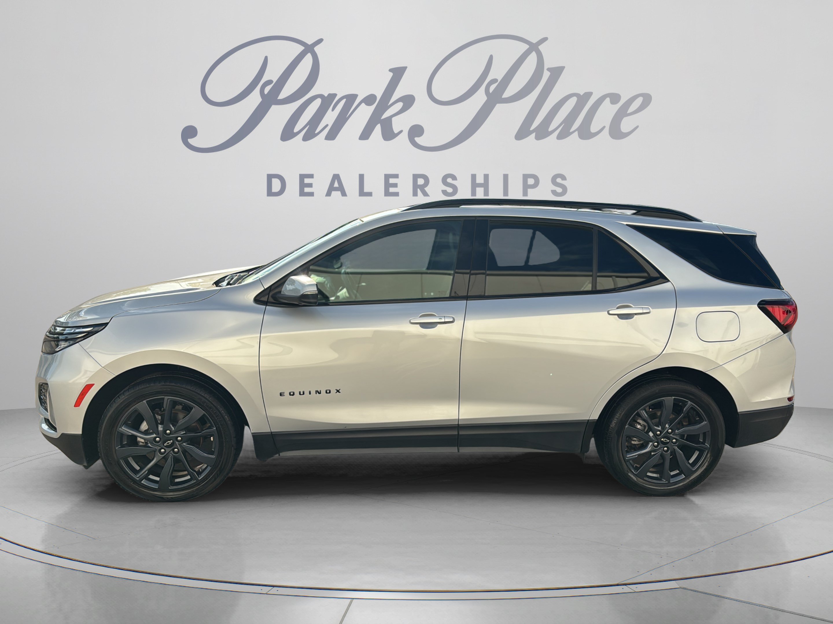 Used 2022 Chevrolet Equinox RS w/ Infotainment Package FWD image 2
