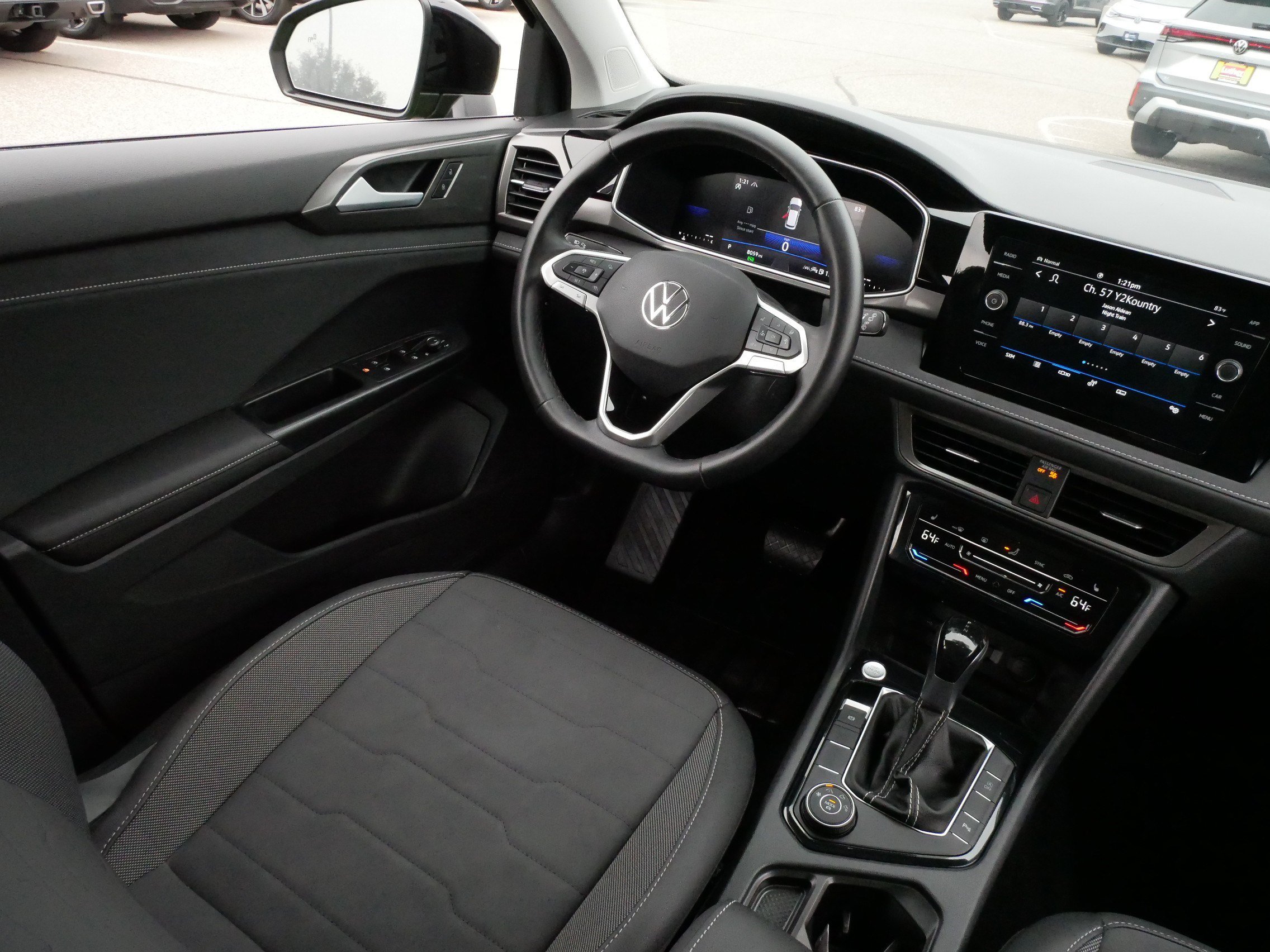 Used 2025 Volkswagen Taos SE AWD/4WD image 9