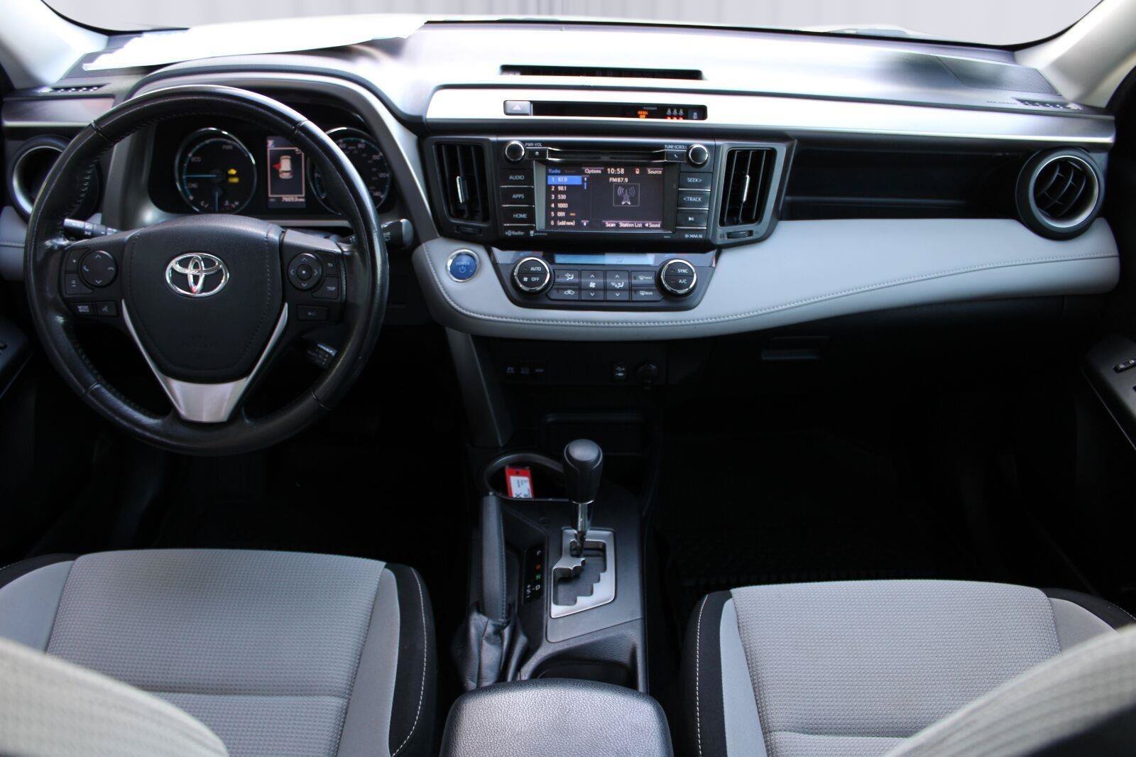 Used 2018 Toyota RAV4 XLE AWD/4WD image 2