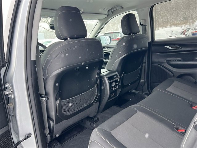 Used 2023 Jeep Grand Cherokee Laredo image 16