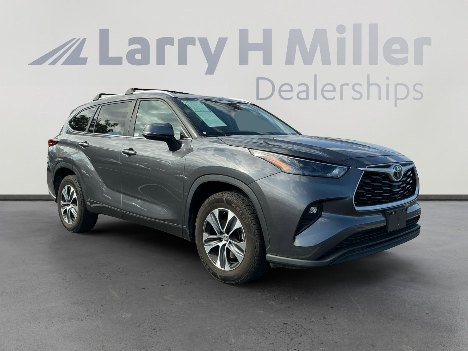 Used 2023 Toyota Highlander XLE image 4