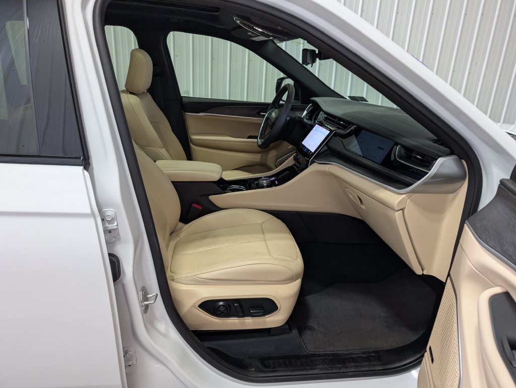 Used 2023 Jeep Grand Cherokee 4WD 4xe w/ Luxury Tech Group II image 30