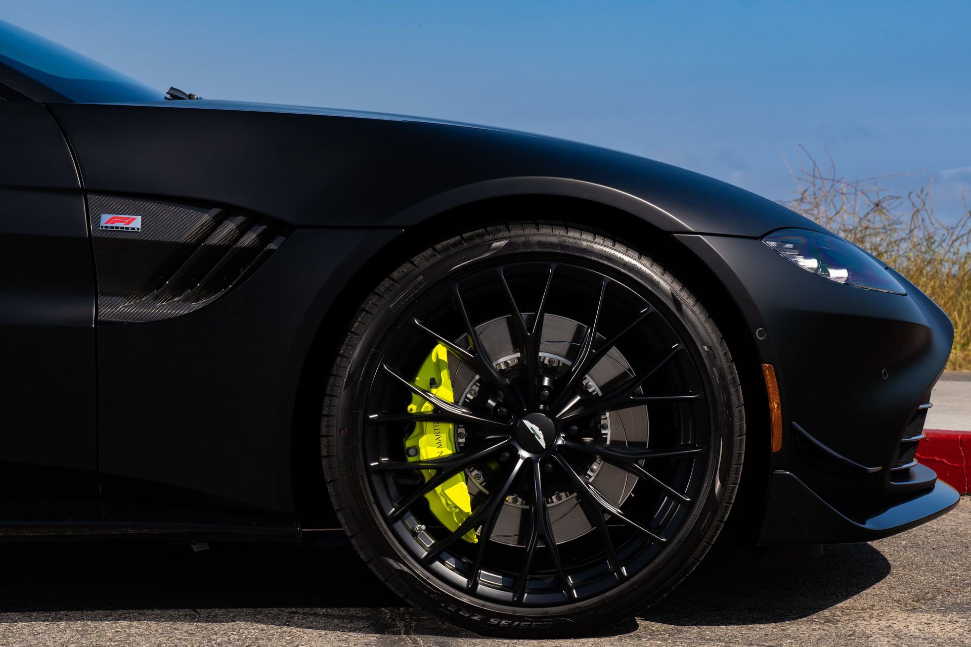 Used 2023 Aston Martin V8 Vantage Coupe RWD image 31