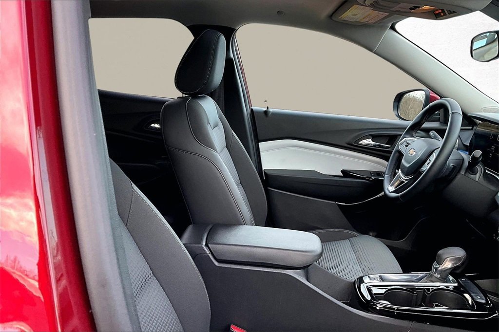 Used 2024 Chevrolet Trax LT w/ Sunroof Package image 29