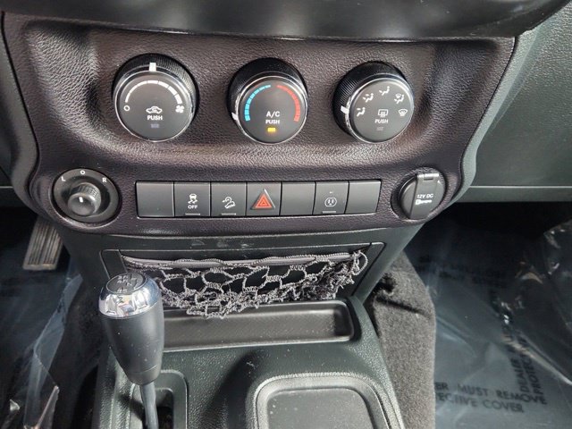 Used 2018 Jeep Wrangler Unlimited Sahara AWD/4WD image 30