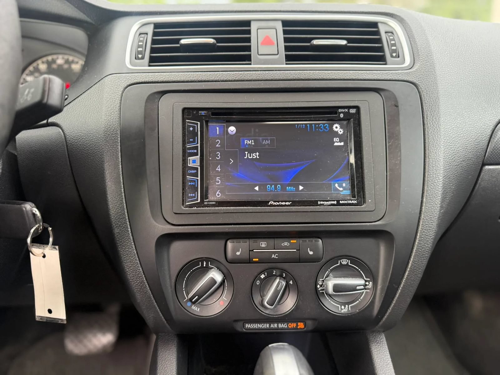 Used 2011 Volkswagen Jetta SE FWD image 9