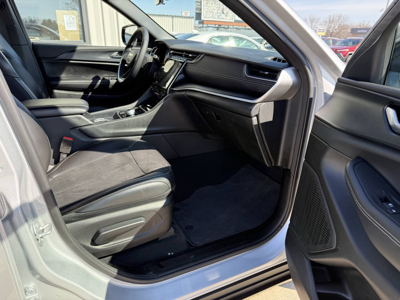 Used 2025 Jeep Grand Cherokee Altitude image 11