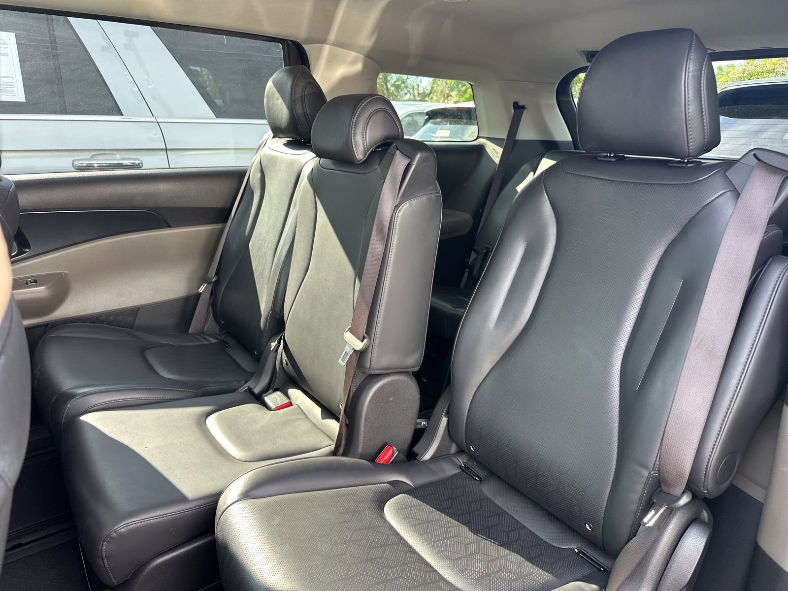 Used 2025 Kia Carnival FWD image 12