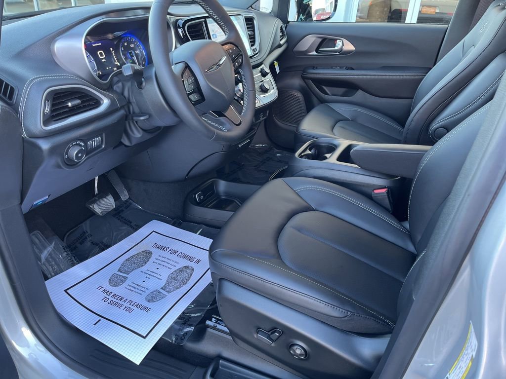 New 2026 Chrysler Pacifica Select w/ S Appearance Package image 12