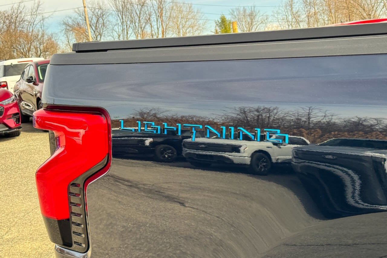 Used 2025 Ford F150 Lightning Platinum AWD/4WD image 20