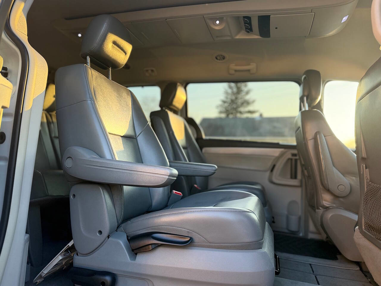 Used 2013 Volkswagen Routan SE image 6