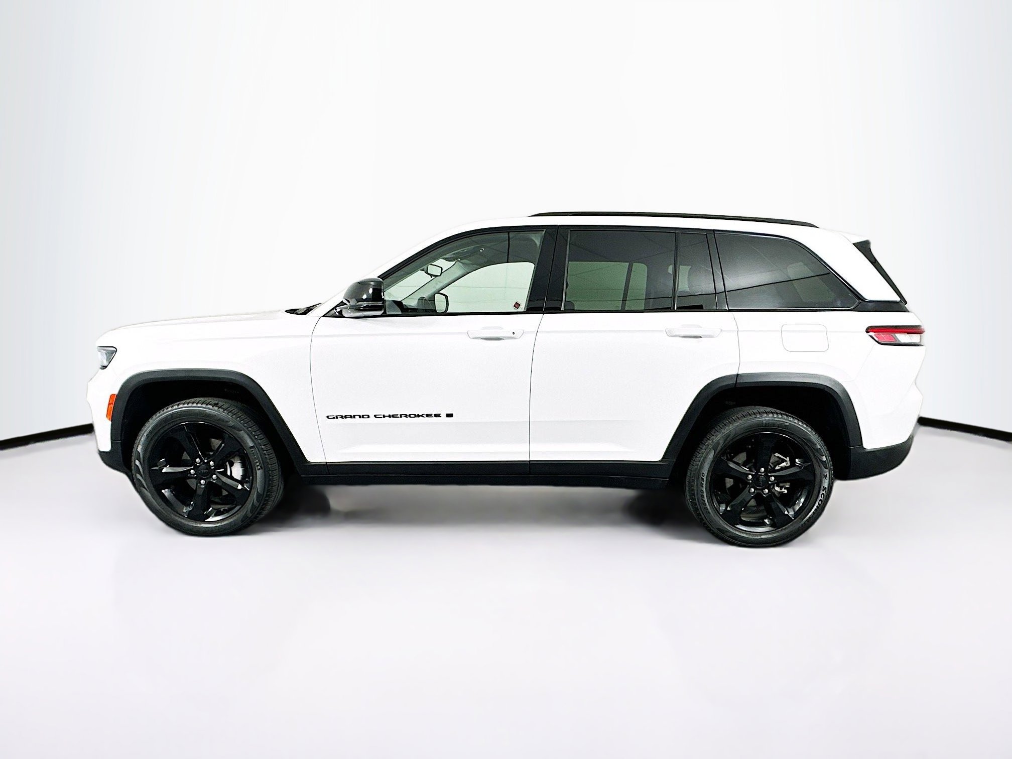 Used 2023 Jeep Grand Cherokee Limited w/ Black Appearance Package image 4