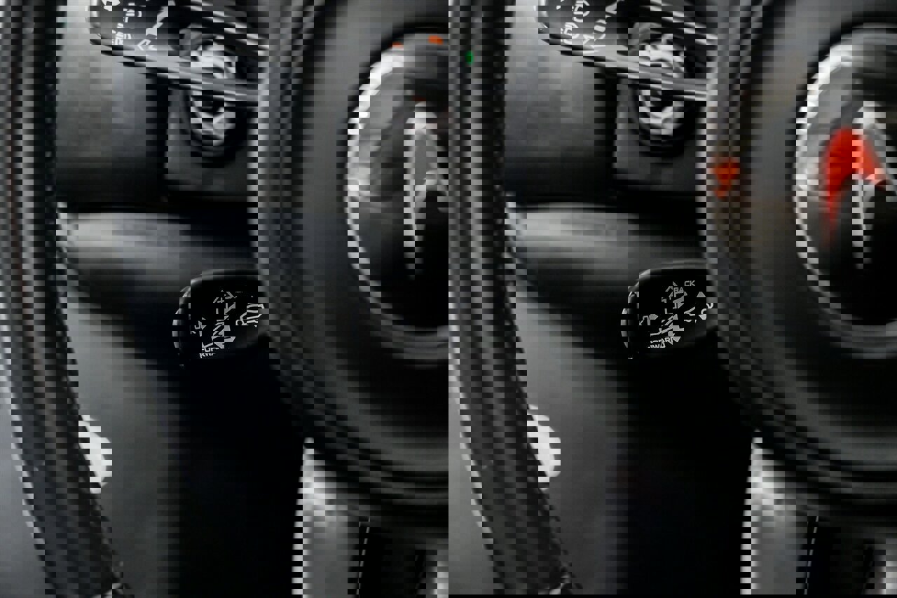 Used 2015 McLaren 650S Spider image 28