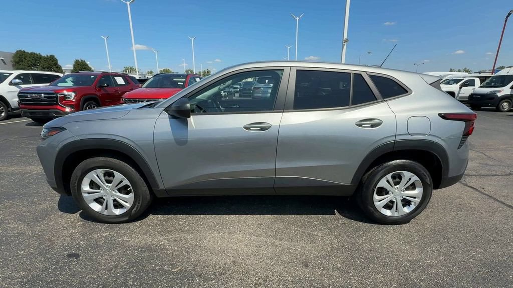 Used 2024 Chevrolet Trax LS w/ Driver Confidence Package FWD image 5