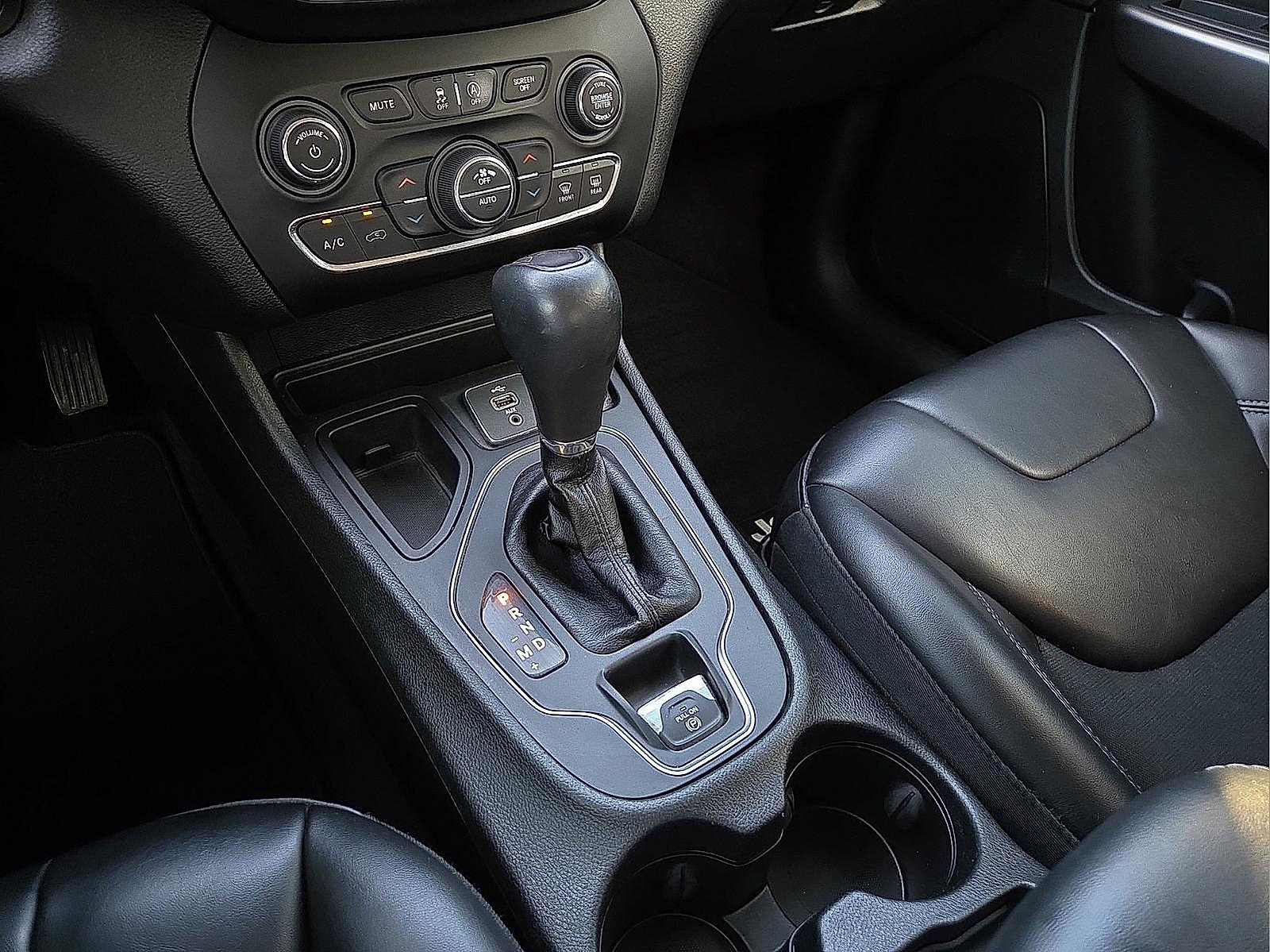 Used 2019 Jeep Cherokee Latitude Plus w/ Comfort/Convenience Group FWD image 25