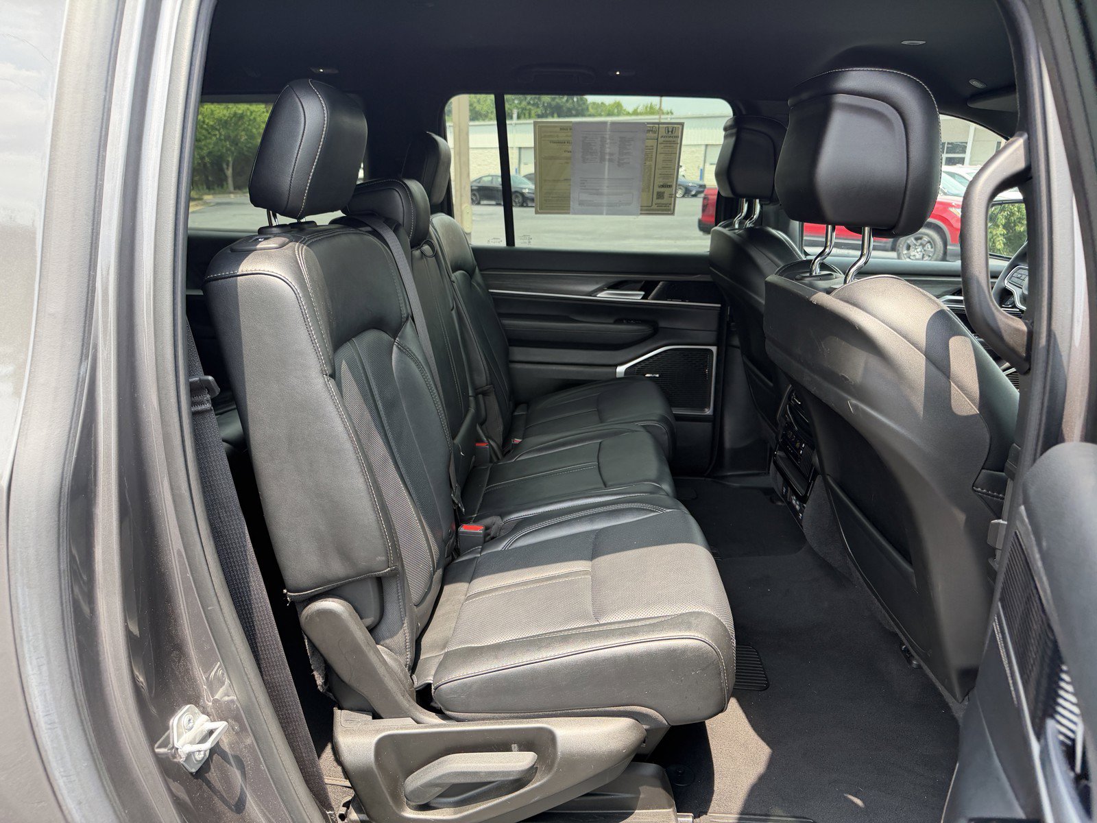 Used 2024 Jeep Wagoneer L Series III w/ Flexible Seating Group AWD/4WD image 13