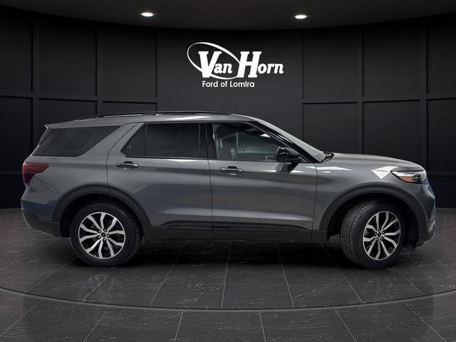 Used 2023 Ford Explorer ST-Line AWD/4WD image 2