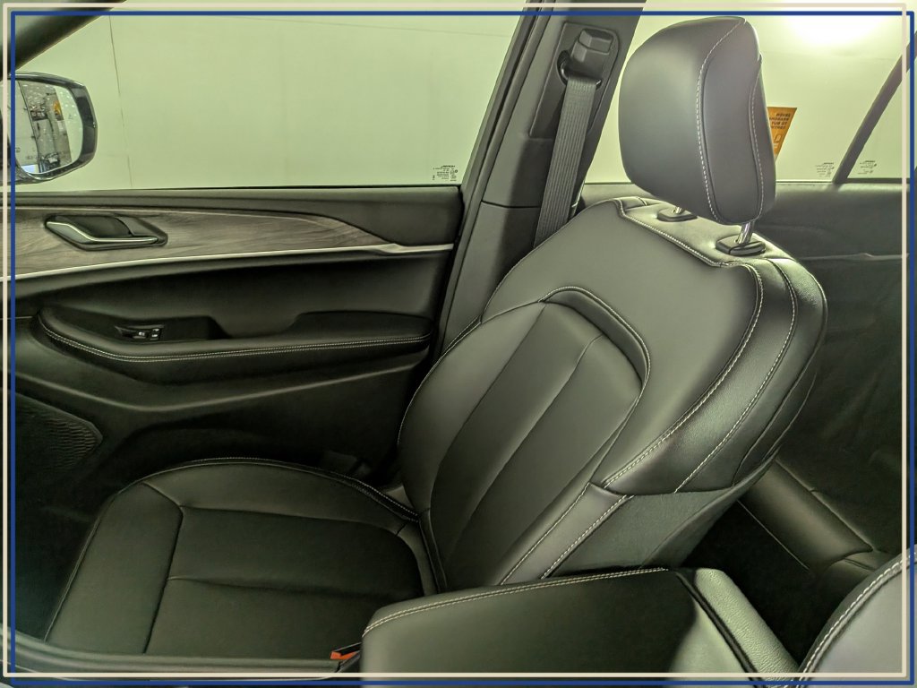 Certified 2025 Jeep Grand Cherokee Limited AWD/4WD image 29