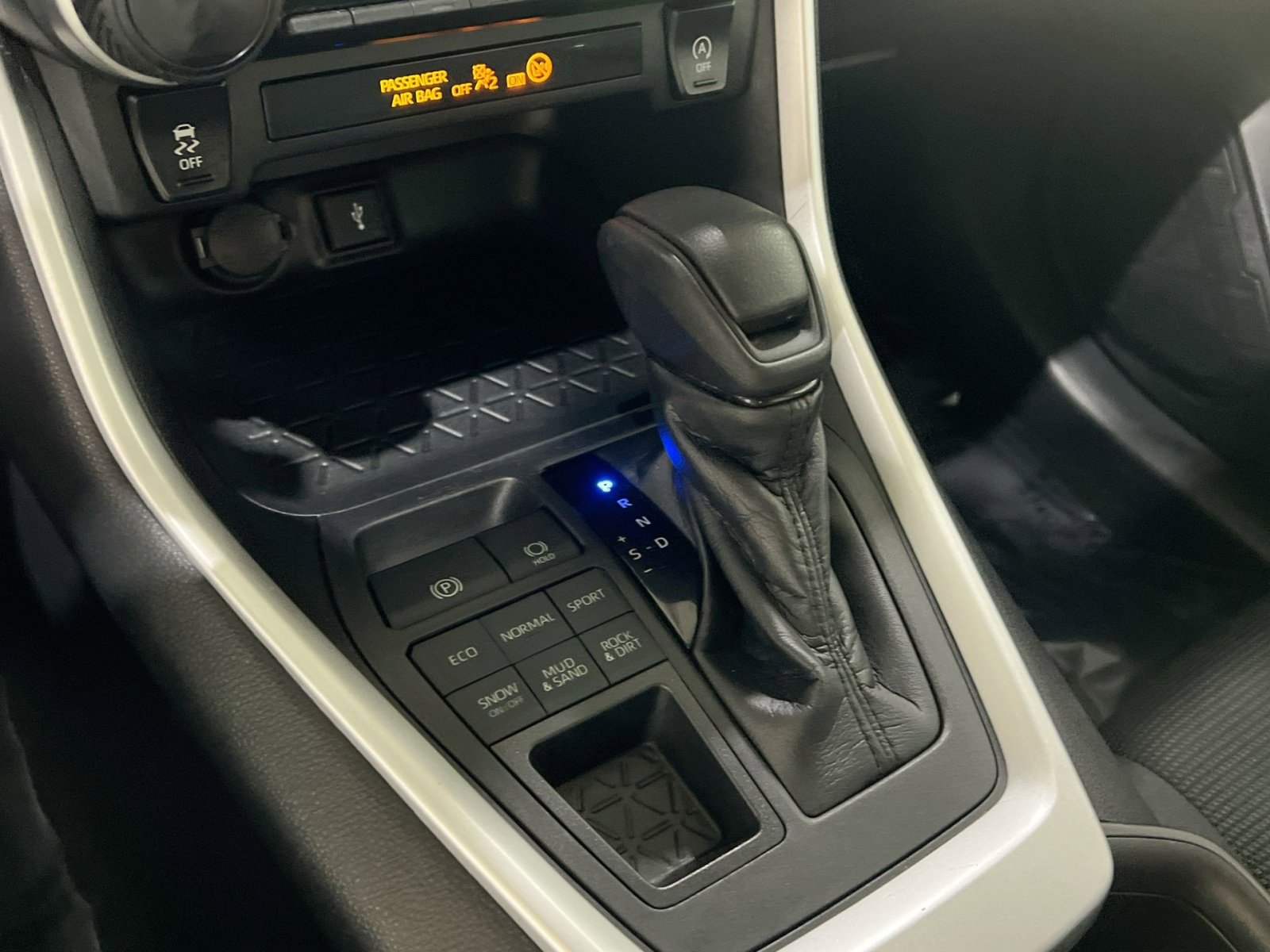 Used 2021 Toyota RAV4 LE AWD/4WD image 19