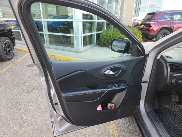 Used 2020 Jeep Cherokee Trailhawk w/ Cold Weather Group AWD/4WD image 8