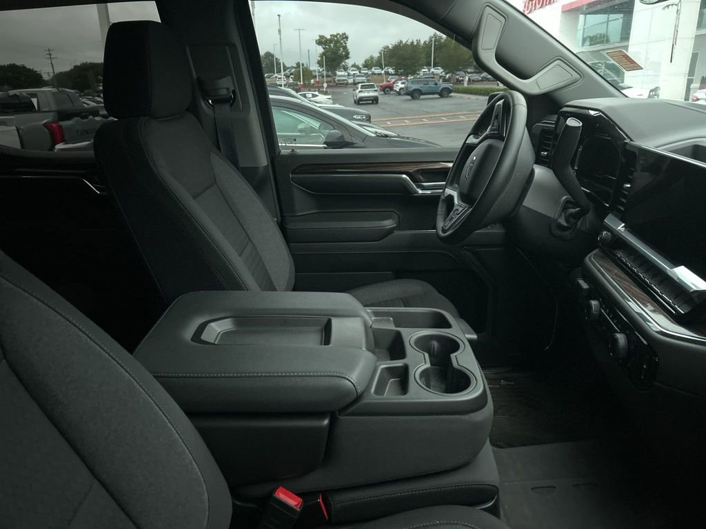 Used 2024 Chevrolet Silverado 1500 RST w/ Z71 Off-Road Package AWD/4WD image 4