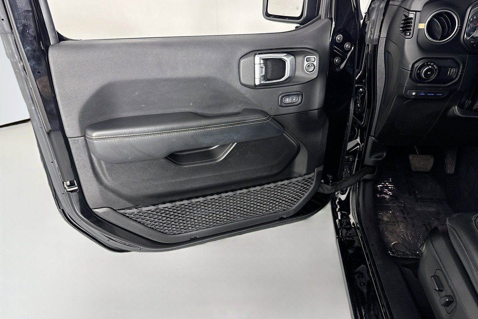 Used 2024 Jeep Wrangler Unlimited Sahara w/ Technology Group AWD/4WD image 20