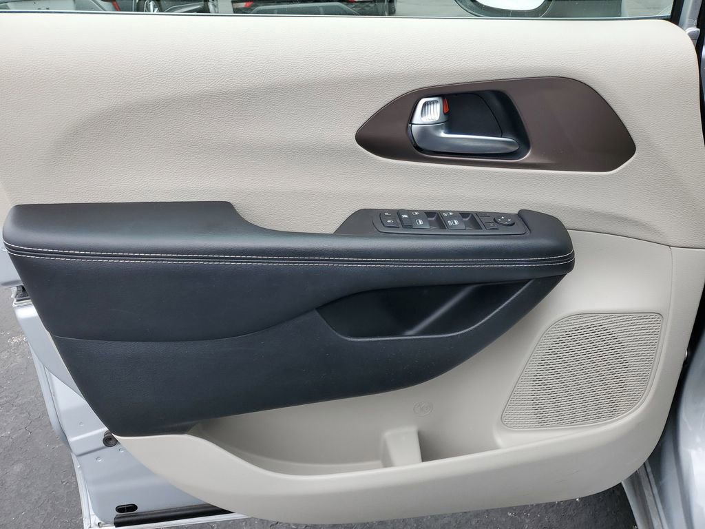 Used 2022 Chrysler Voyager LX image 23