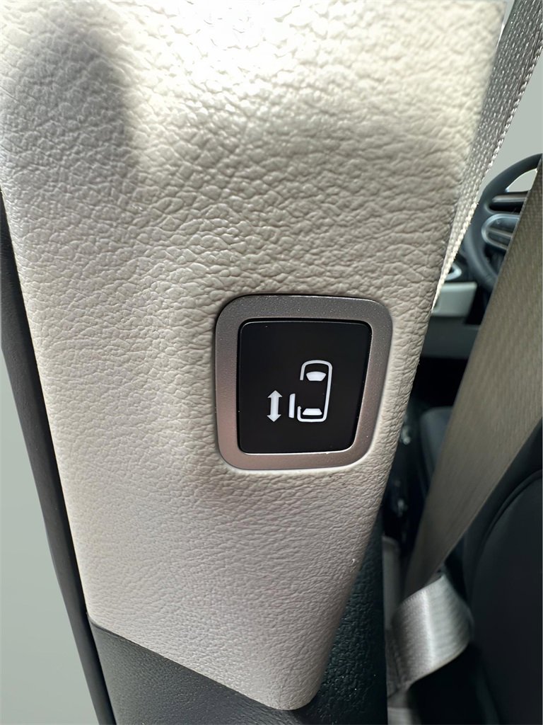 Used 2023 Chrysler Voyager LX image 13