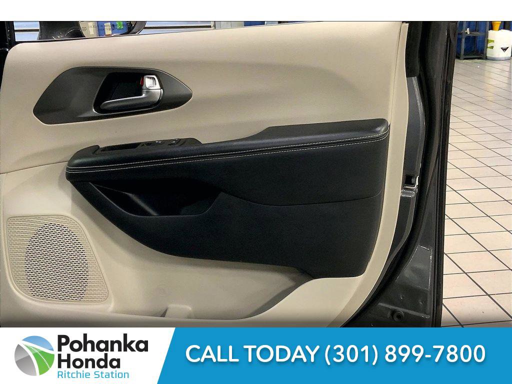 Used 2022 Chrysler Pacifica Touring-L image 26