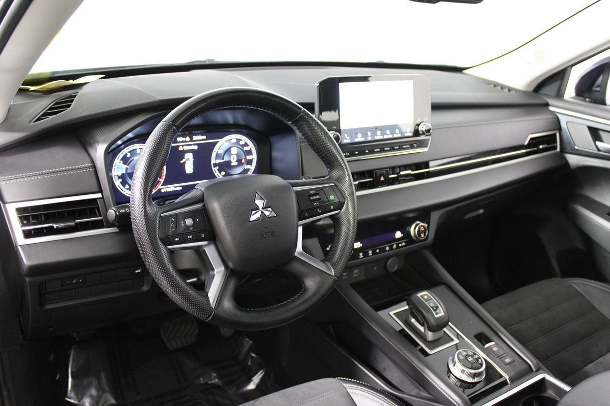 Used 2024 Mitsubishi Outlander SE Black Edition FWD image 11