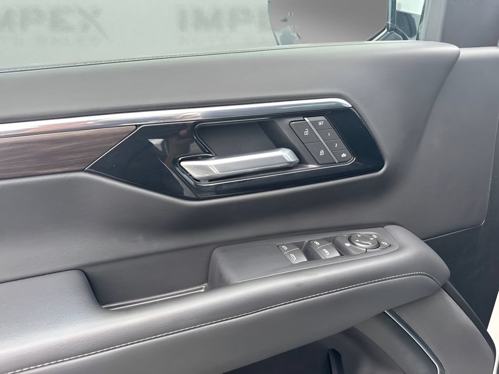 Used 2025 Chevrolet Suburban Z71 AWD/4WD image 19