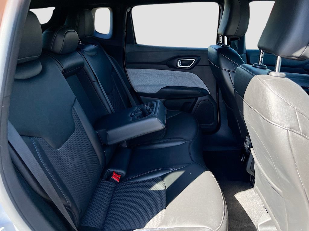 Used 2025 Jeep Compass Latitude image 25