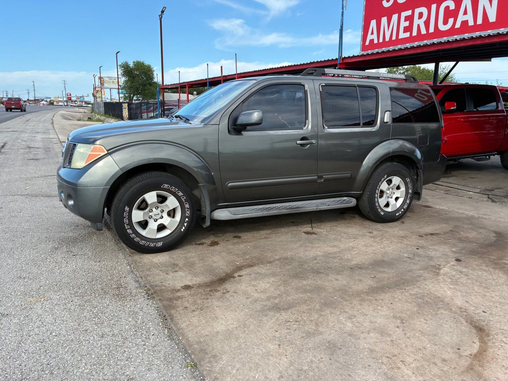 Used 2005 Nissan Pathfinder SE w/ (P01) Se Premium Pkg RWD image 3