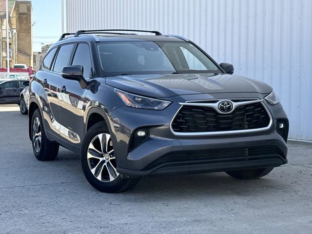 Used 2023 Toyota Highlander XLE image 2