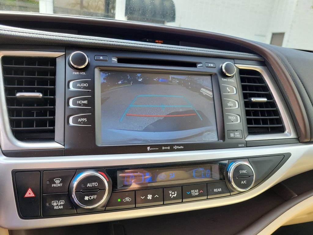 Used 2017 Toyota Highlander XLE image 32