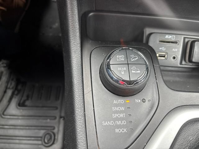 Used 2016 Jeep Cherokee Trailhawk w/ Comfort/Convenience Group AWD/4WD image 12