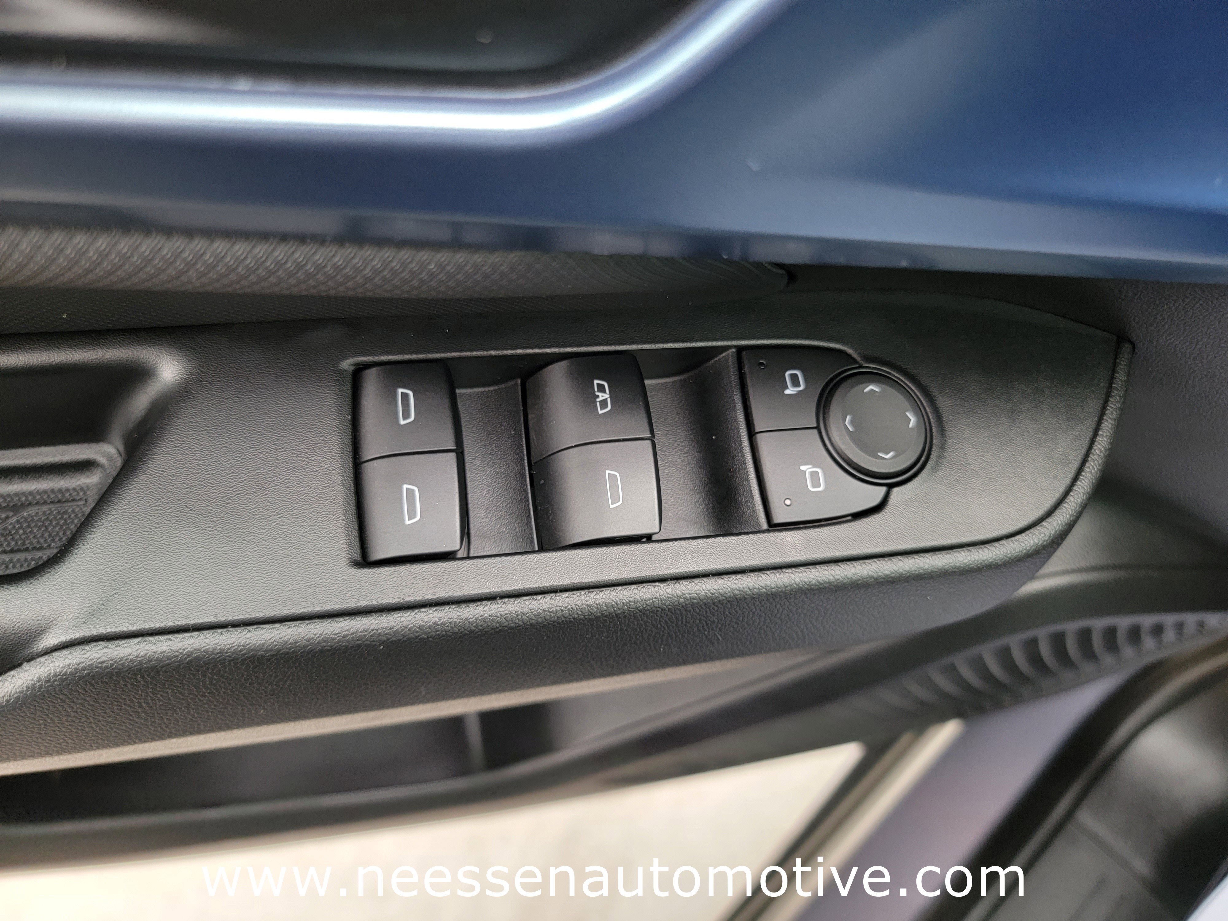 Used 2025 Chevrolet Equinox EV LT w/ Convenience Package image 16