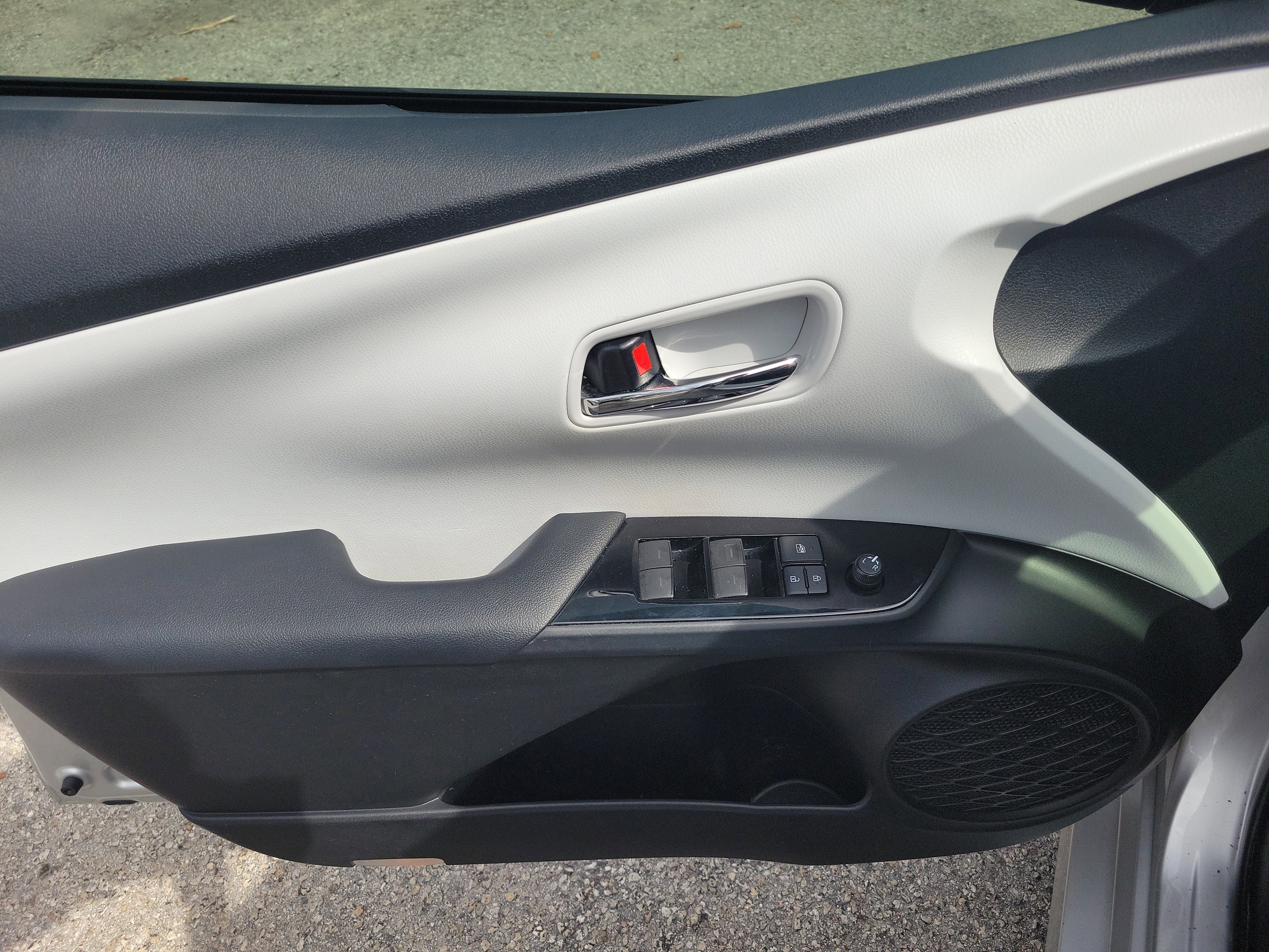 Used 2019 Toyota Prius L Eco FWD image 18