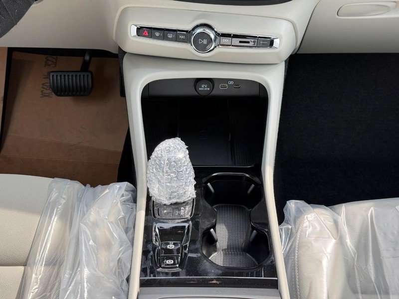 New 2026 Volvo XC40 B5 Ultra w/ Protection Package Premier AWD/4WD image 9