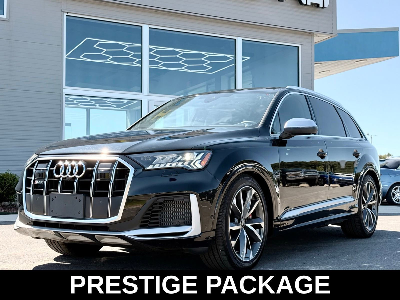 Used 2023 Audi SQ7 Prestige w/ Prestige Package image 3