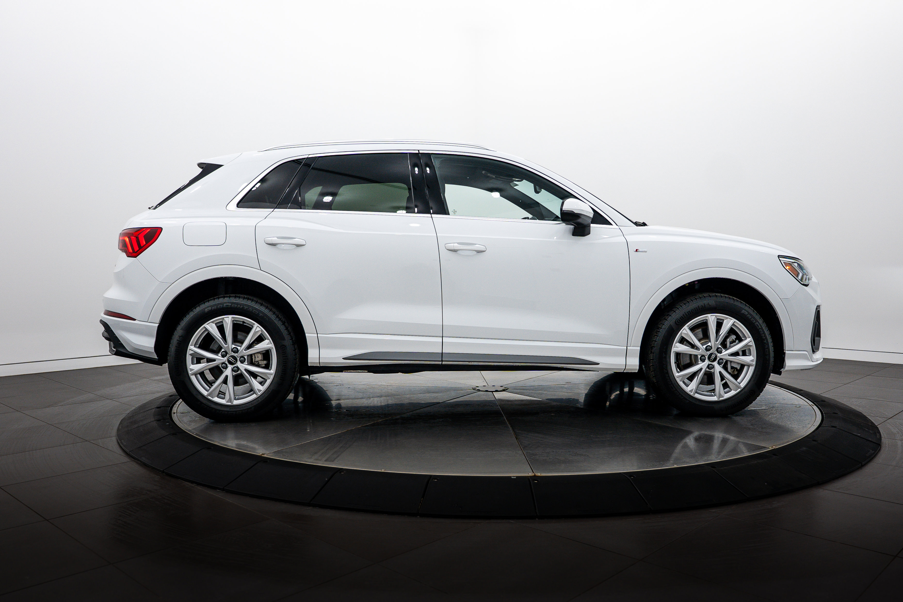New 2025 Audi Q3 2.0T Premium w/ Convenience Package AWD/4WD image 3